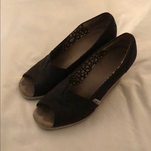 Toms wedges black